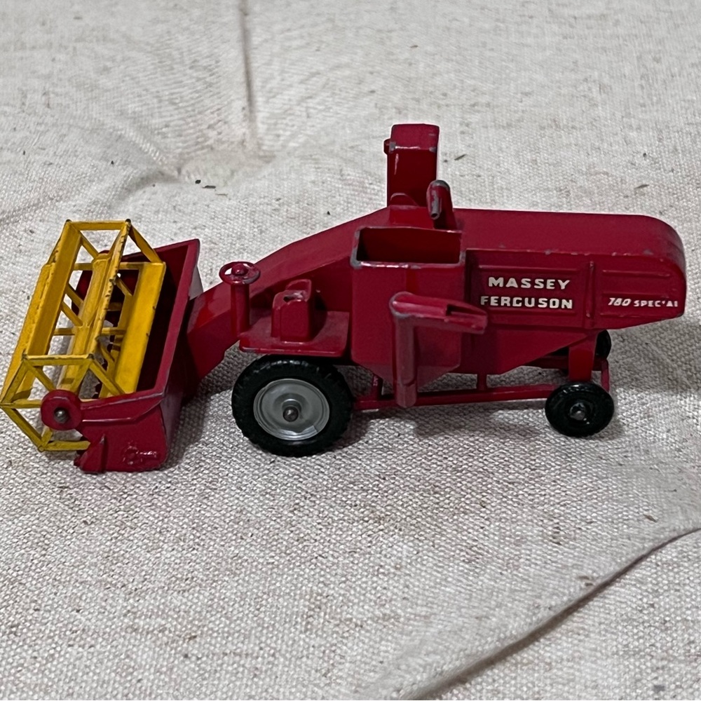 Lesney Massey Ferguson Combine Harvestor special 780